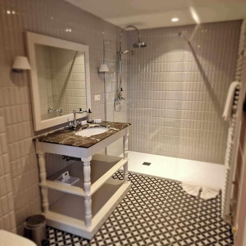 Superior Double Room | Bathroom