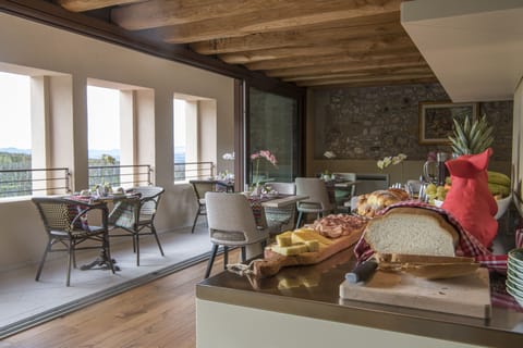 Free daily full breakfast