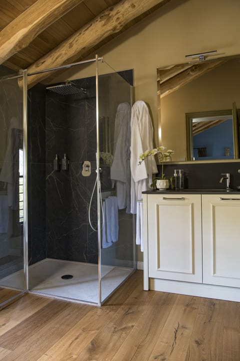 Superior Room (Deluxe) | Bathroom | Shower, free toiletries, hair dryer, bathrobes