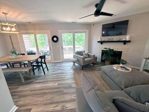 Living area/dining