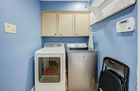 Laundry room with washer/dryer