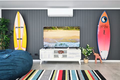 Stylish beach 3 bedroom, 2 bathroom, fully air-conditioned apartment