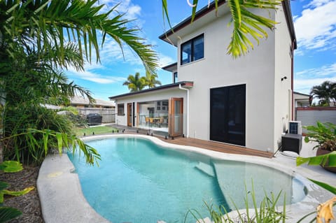 Garden & Swimming Pool