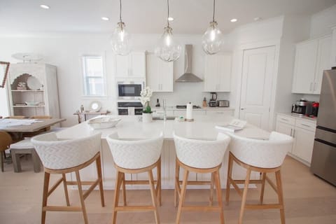 Bright Inlet Beach Home, Sleeps 12, Walk to Beach