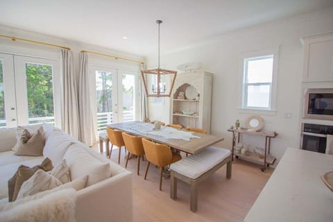 Bright Inlet Beach Home, Sleeps 12, Walk to Beach