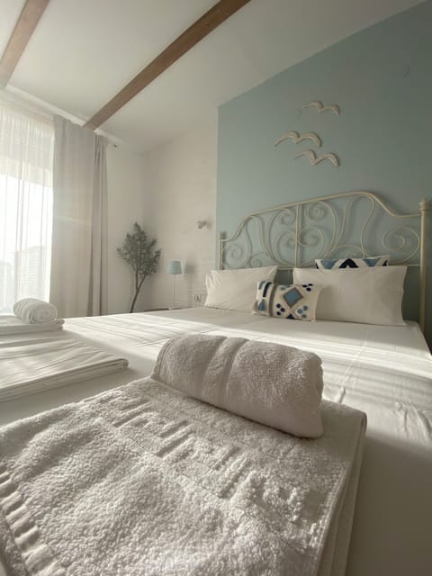 Family Room | Laptop workspace, free WiFi, bed sheets