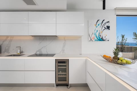 A fully equipped kitchen with all the needed amenities a modern guest needs for a comfortable stay 