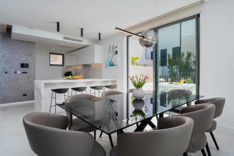 Dining area for 8 persons