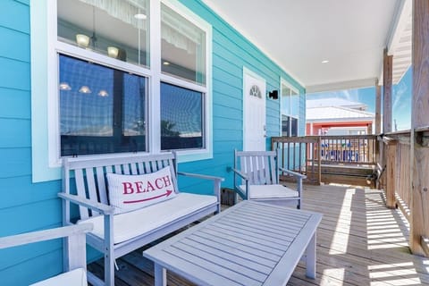 Front deck seating. Gate on deck to keep children and pets safe.