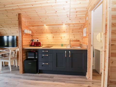 Fridge, cookware/dishes/utensils