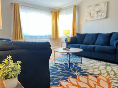 Living Room w Smart TV