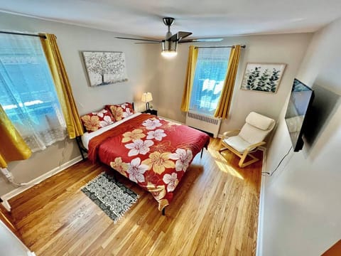 Bedroom 2 w Smart TV