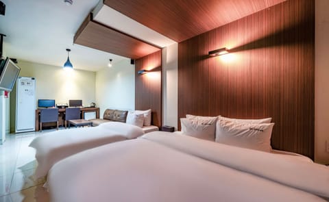 Twin room (for 2 guests. for three guests, additional charge KRW 20,000/ngt at the hotel) | Premium bedding, soundproofing, free WiFi, bed sheets