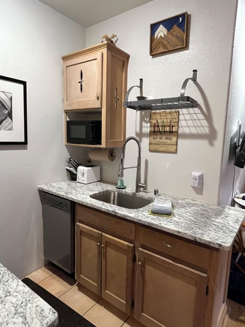 Kitchen granite countertops, stainless appliances and cabinets