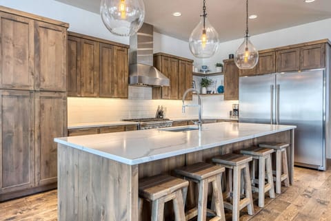 320A WoodRun Kitchen with Island Seating