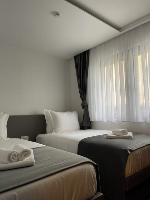 Basic Double or Twin Room | Free minibar, in-room safe, soundproofing, iron/ironing board