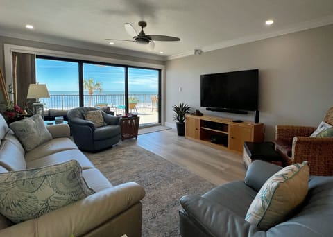 Comfortable and spacious beachfront living room with a large sma - Comfortable and spacious beachfront living room with a large smart TV for streaming your favorite shows.