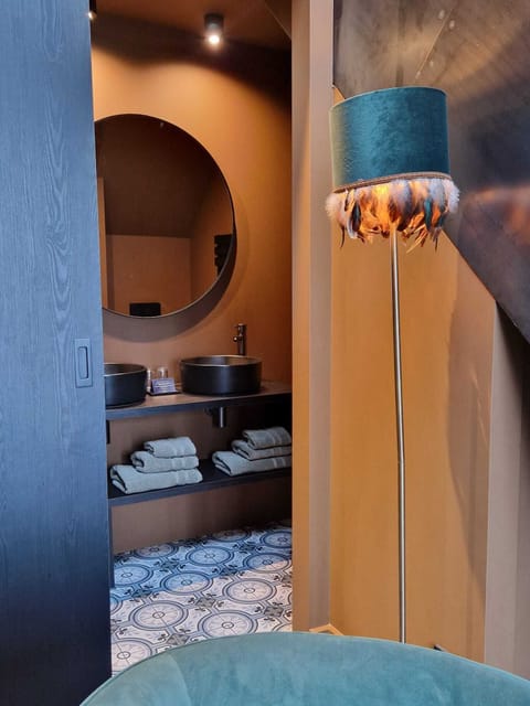 Comfort Double Room | Bathroom | Shower, rainfall showerhead, free toiletries, hair dryer