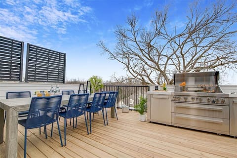 Private Outdoor Area | Rooftop Deck | Outdoor Kitchen & Grill | Dining Seating | Third FloorYou said: in the bedroom mention which ensuite bathroom has