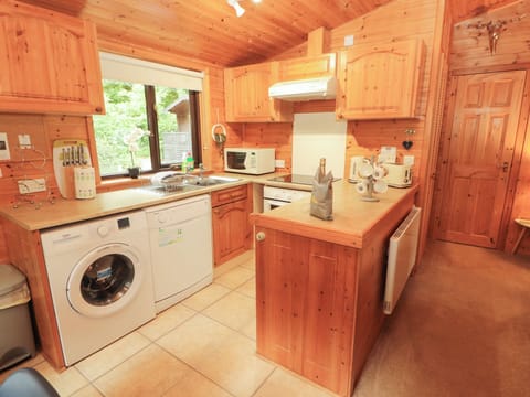 Cottage | Private kitchen | Fridge, dishwasher, cookware/dishes/utensils