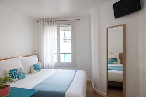 Classic Room, 1 Double Bed | In-room safe, desk, iron/ironing board, free WiFi