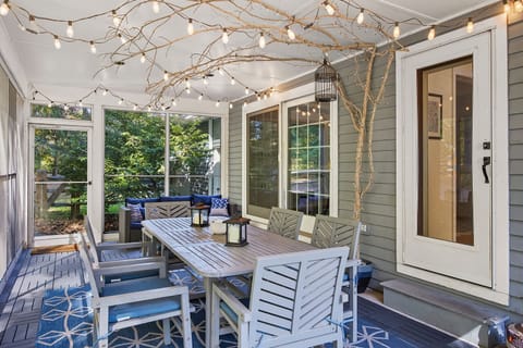 Fully screened porch!