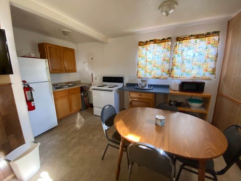Cabin 6 - kitchen and dining area