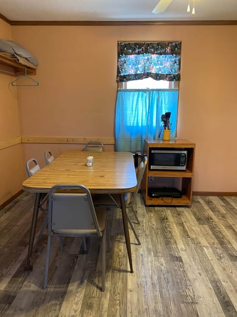 Cabin 8 - dining area