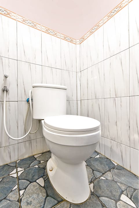 Suite | Bathroom | Shower, towels, toilet paper