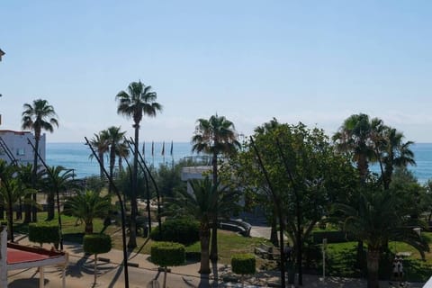ES: Vistas desde la terraza. EN: Balcony view.