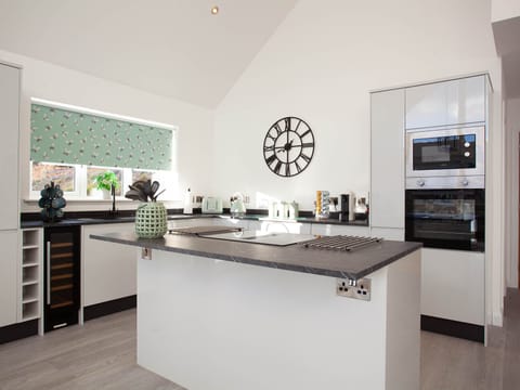 Cottage | Private kitchen | Fridge, dishwasher, electric kettle, toaster