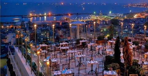 2 restaurants; breakfast, lunch, and dinner served