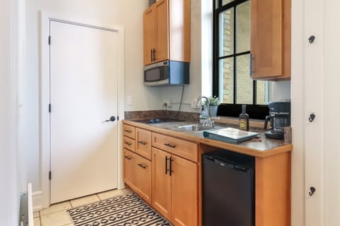 Kitchenette with a cooktop, mini fridge and microwave 