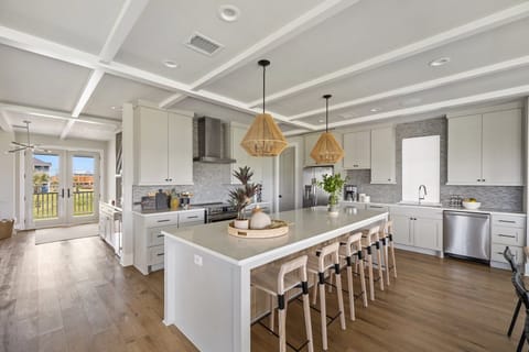 Stainless appliances, undercabinet lights & double ovens w/built-in air fryer.