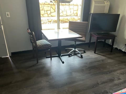 Basic Room | Desk, laptop workspace, free WiFi