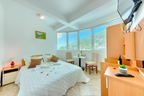 Luxury Double or Twin Room | Premium bedding, memory foam beds, desk, laptop workspace