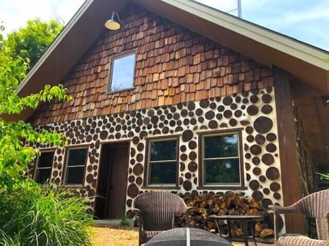 Front Entrance - Sitting Area and Front Entrance to Cabin