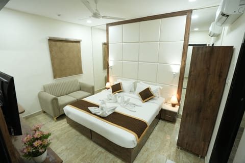 Family Suite | Premium bedding, pillowtop beds, in-room safe, individually furnished