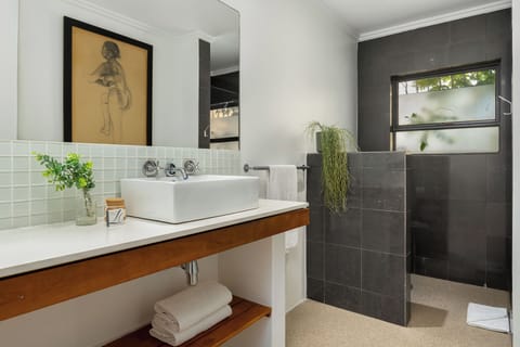 Standard Room | Bathroom | Shower, hair dryer, towels
