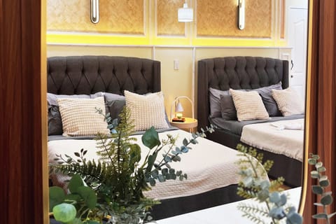 Deluxe Queen Room | Desk, blackout drapes, free WiFi, bed sheets