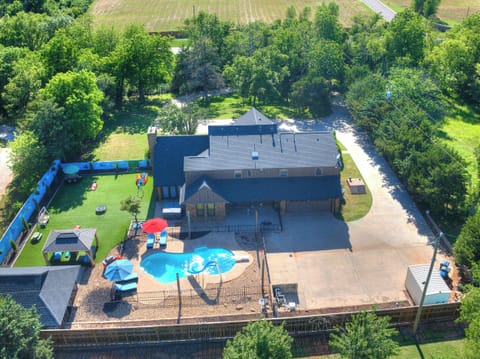 Pool can be heated for an extra charge of 150/day. We need 48hrs notice to heat