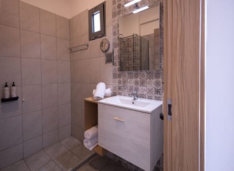 Standard Room with Garden View | Bathroom | Free toiletries, slippers