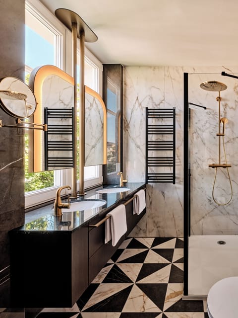 Classic Room, 1 King Bed | In-room safe, desk, soundproofing, free cribs/infant beds