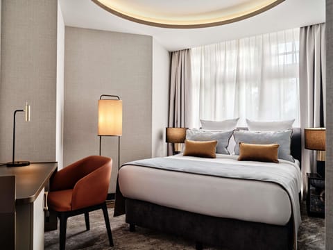 Classic Room, 1 King Bed | In-room safe, desk, soundproofing, free cribs/infant beds