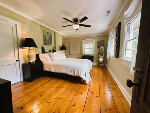 Guest suite bedroom.