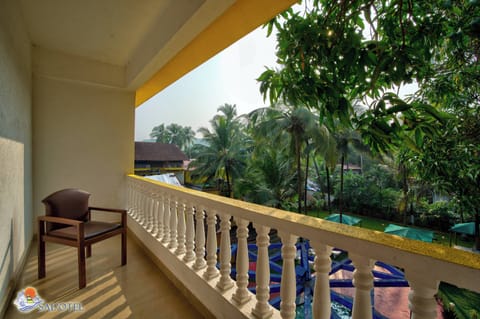 Deluxe Double Room | Laptop workspace, blackout drapes, bed sheets