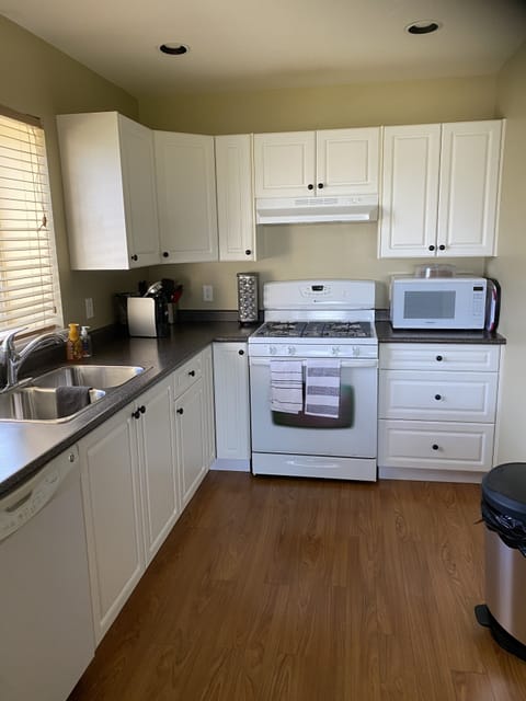 Roomy kitchen with full size fridge, dishwasher, 4 burner gas range, microwave