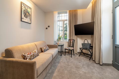 Junior Suite, 1 King Bed, Non Smoking (with Sofabed) | Premium bedding, pillowtop beds, in-room safe, desk