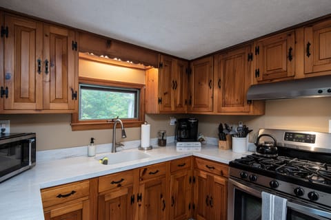Cook meals of your choice in the fully equipped kitchen. 