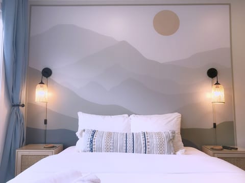 Euro-top queen size bed for a restful night's sleep after a day out adventuring!